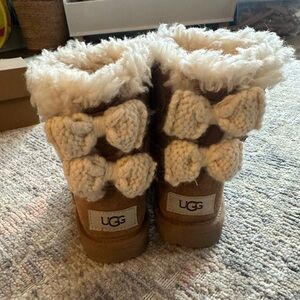 UGG Kids Bailey Bow Knit in chestnut size 8c. Never worn!